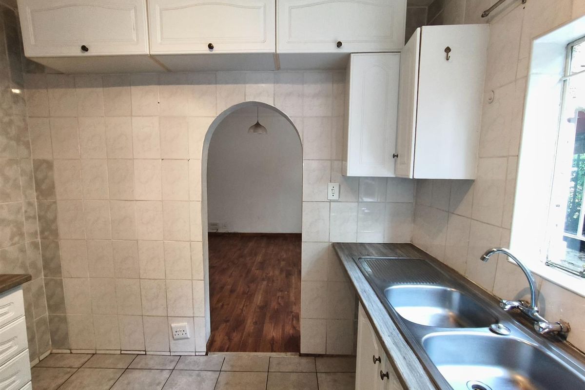 Townhouse For Sale in Bergbron, Roodepoort - Photo 5