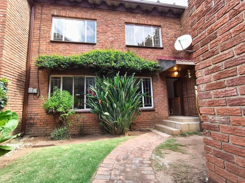 Townhouse For Sale in Bergbron, Roodepoort - Photo 2