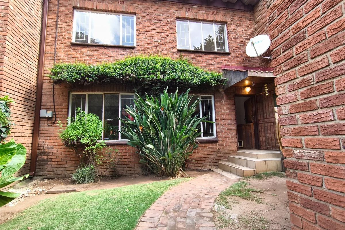 Townhouse For Sale in Bergbron, Roodepoort - Photo 2