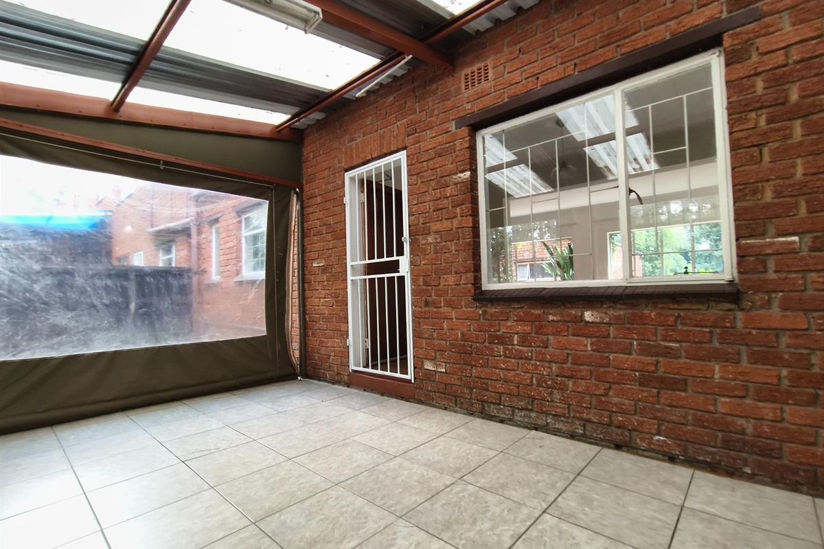 3 Bedroom Duplex Townhouse For Sale in Bergbron, Roodepoort - Photo 5