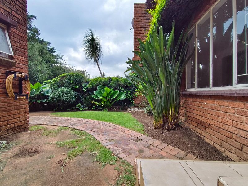 Townhouse For Sale in Bergbron, Roodepoort - Photo 2
