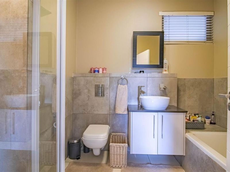 Spacious, Stylish and Secure 3 Bedroom Apartment with Private Garden - Photo 6