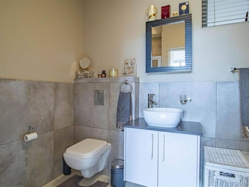 Spacious, Stylish and Secure 3 Bedroom Apartment with Private Garden - Photo 10