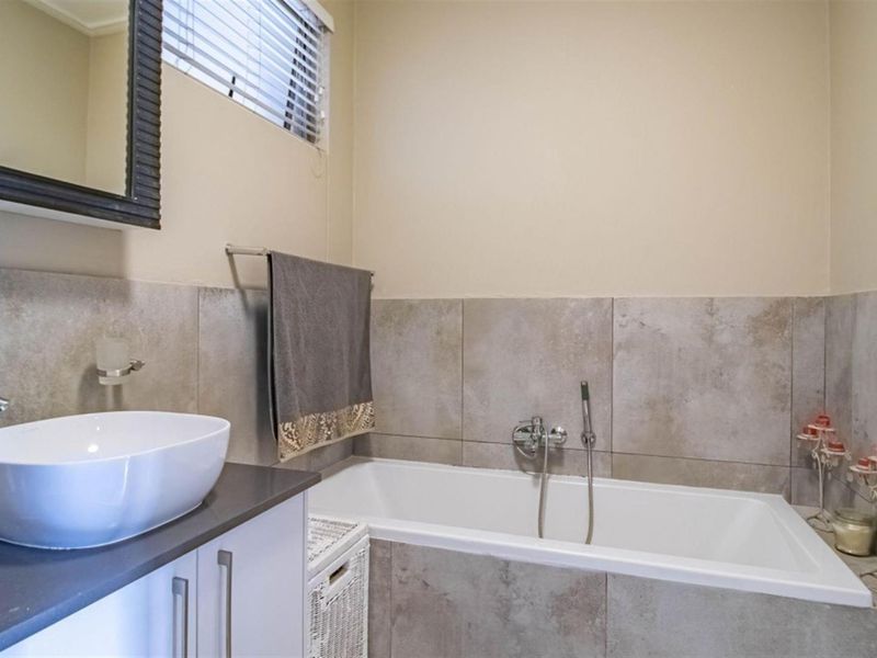 Spacious, Stylish and Secure 3 Bedroom Apartment with Private Garden - Photo 9