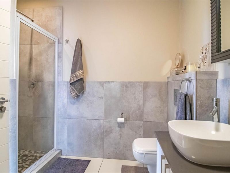 Spacious, Stylish and Secure 3 Bedroom Apartment with Private Garden - Photo 7