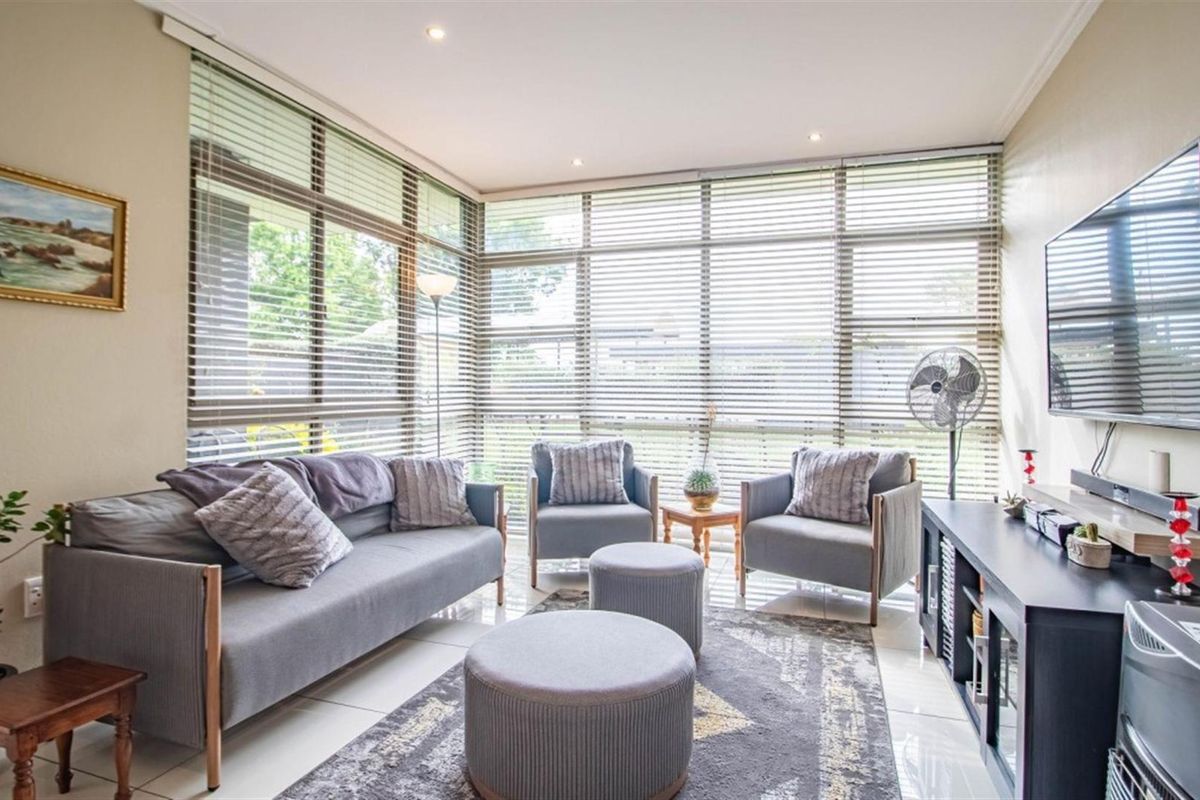 Spacious, Stylish and Secure 3 Bedroom Apartment with Private Garden - Photo 4