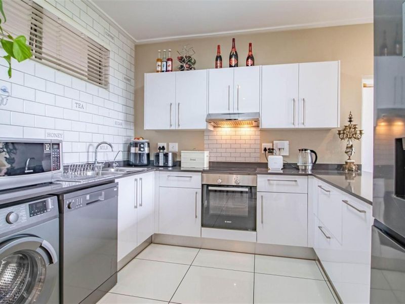 Spacious, Stylish and Secure 3 Bedroom Apartment with Private Garden - Photo 3