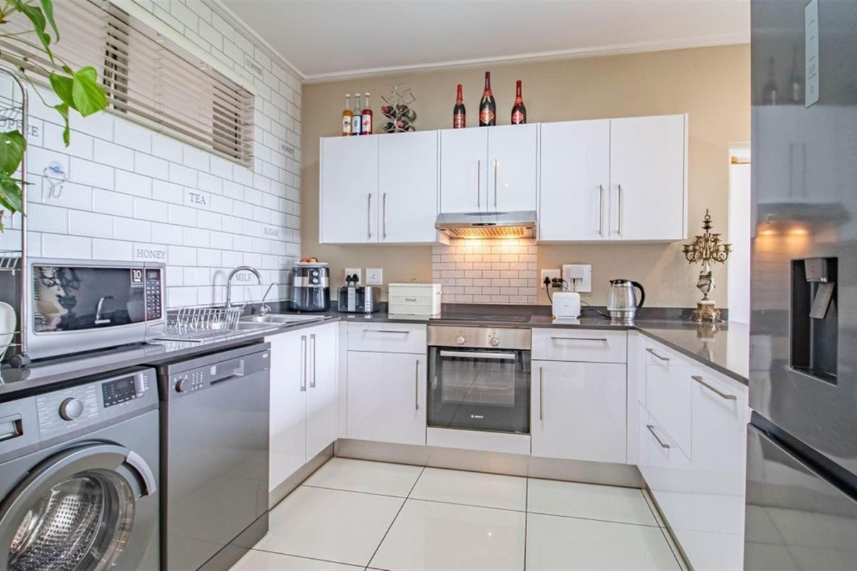 Spacious, Stylish and Secure 3 Bedroom Apartment with Private Garden - Photo 3