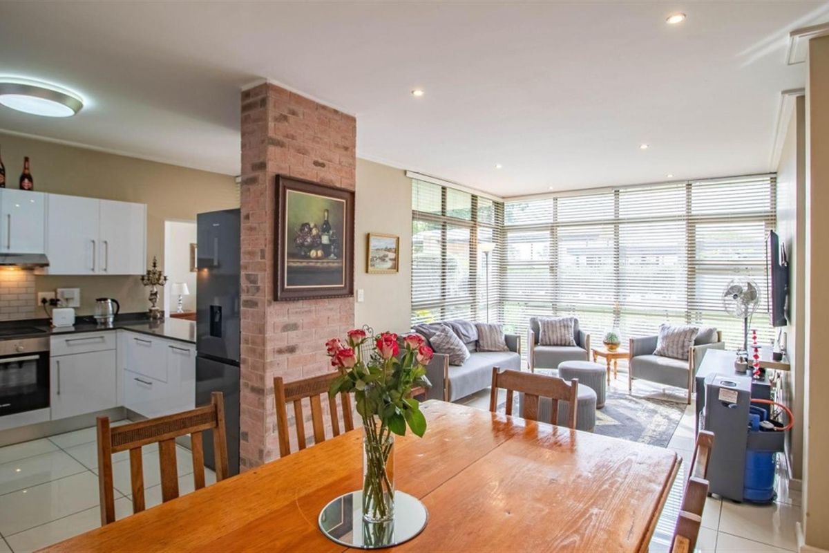 Spacious, Stylish and Secure 3 Bedroom Apartment with Private Garden - Photo 2