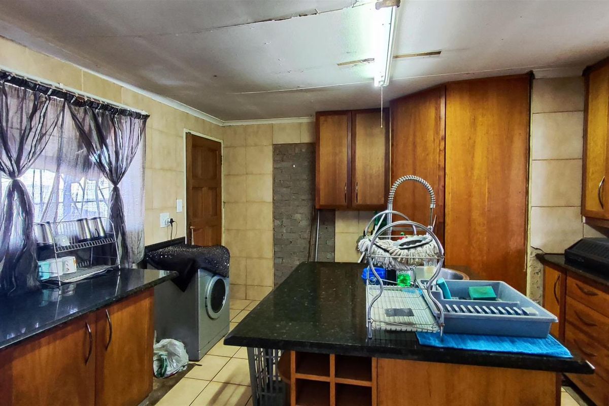 The Ultimate Fixer-Upper in Heart of Florentia - Photo 4