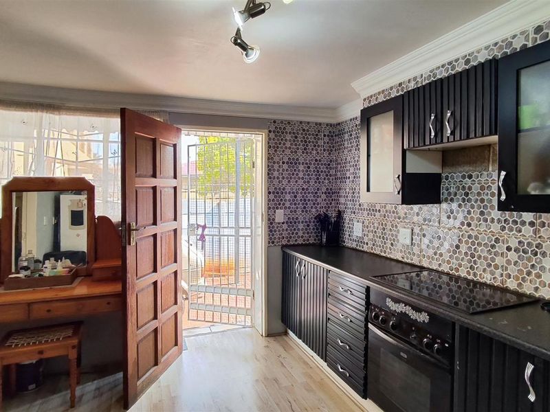 The Ultimate Fixer-Upper in Heart of Florentia - Photo 3