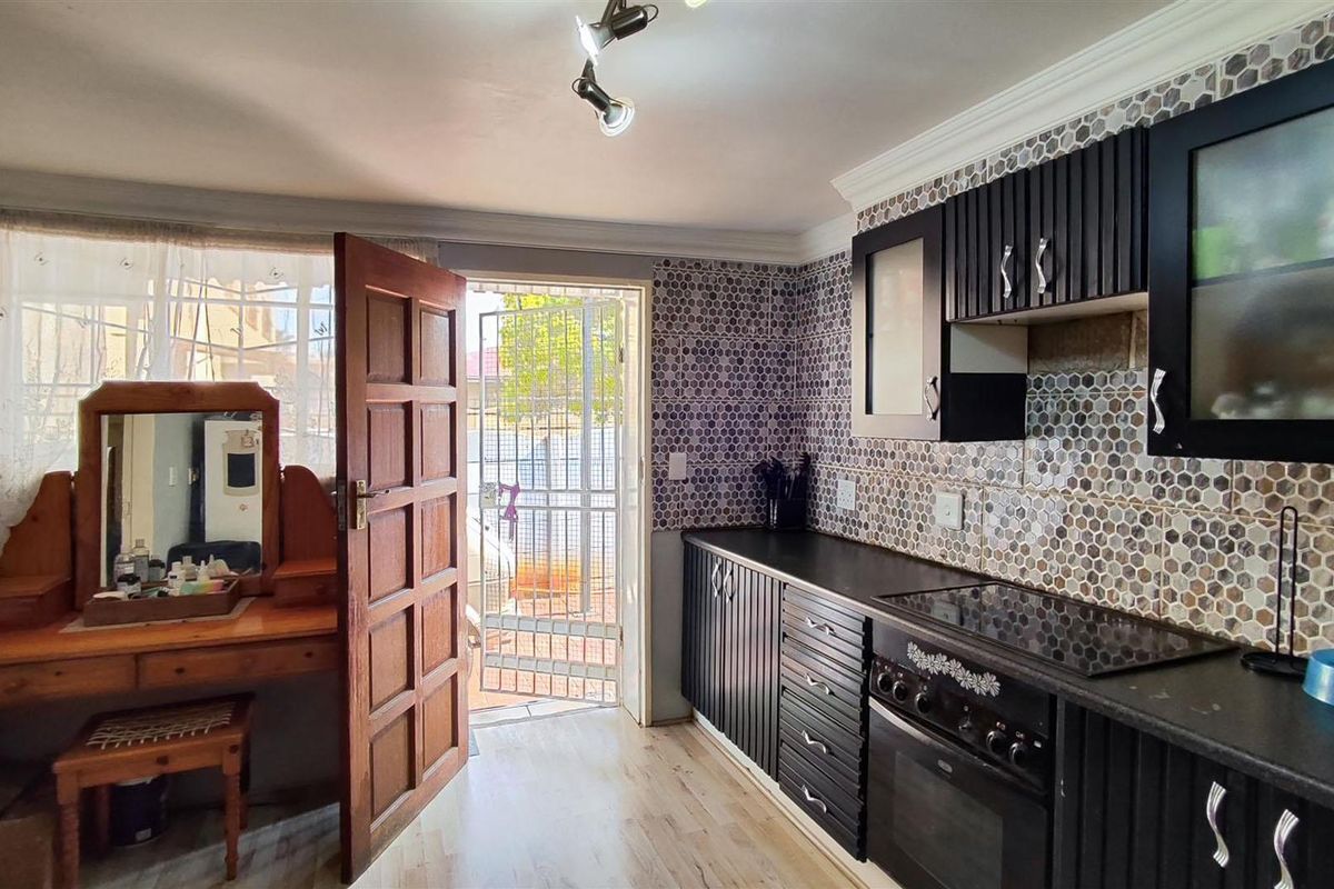 The Ultimate Fixer-Upper in Heart of Florentia - Photo 3