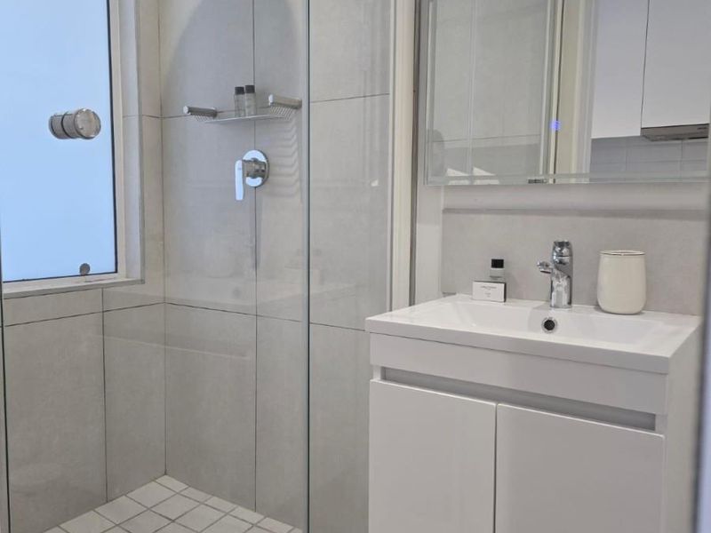 Close to Groote Schuur an most Amenities fully funished Apartment To Rent in Woodstock, Cape Town - Photo 7