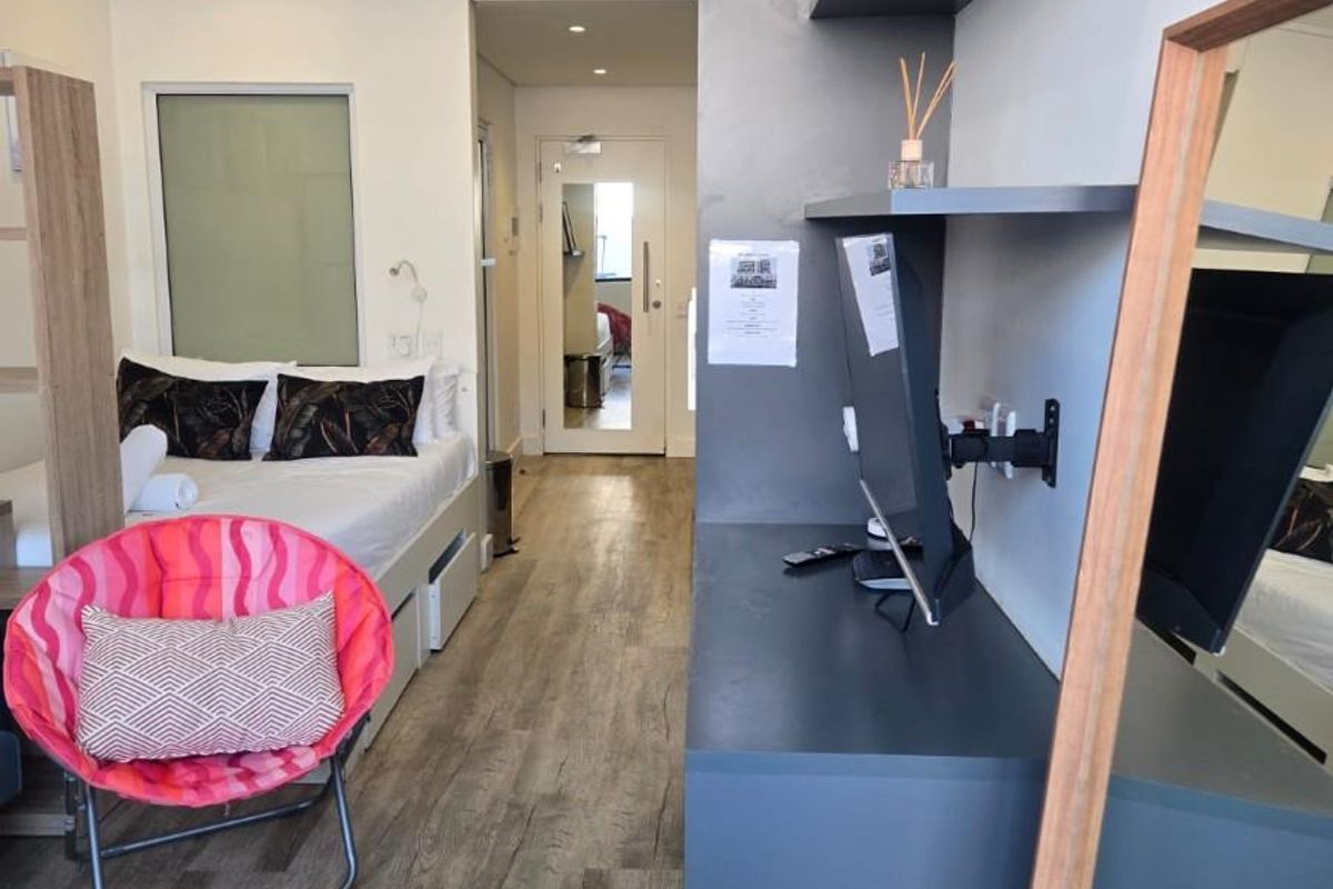 Close to Groote Schuur an most Amenities fully funished Apartment To Rent in Woodstock, Cape Town - Photo 4