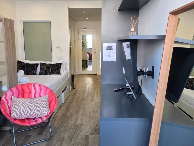 Close to Groote Schuur an most Amenities fully funished Apartment To Rent in Woodstock, Cape Town - Photo 4