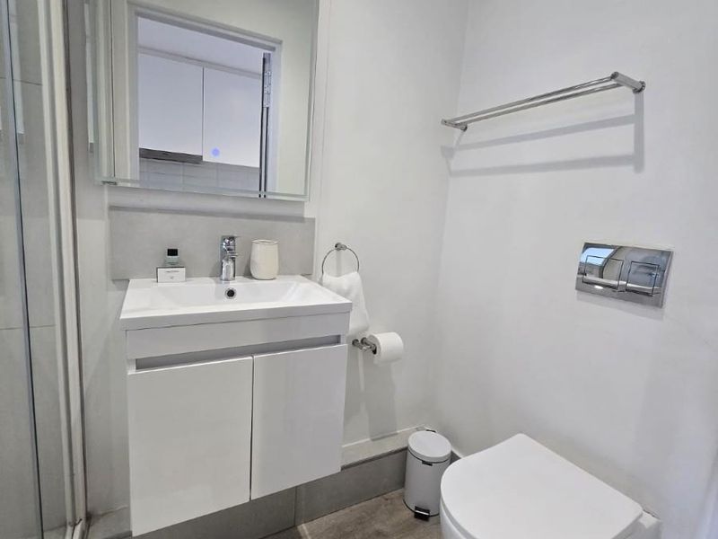 Close to Groote Schuur an most Amenities fully funished Apartment To Rent in Woodstock, Cape Town - Photo 8
