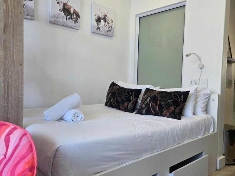 Close to Groote Schuur an most Amenities fully funished Apartment To Rent in Woodstock, Cape Town - Photo 6