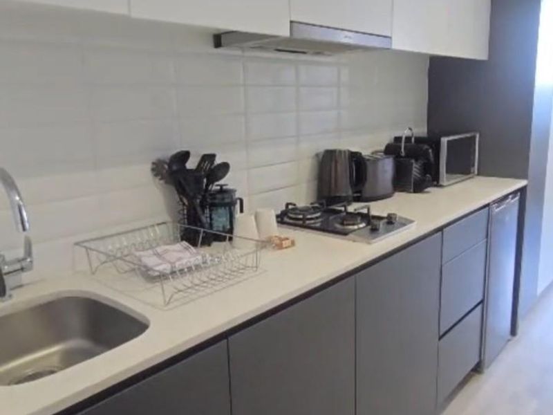 Close to Groote Schuur an most Amenities fully funished Apartment To Rent in Woodstock, Cape Town - Photo 3