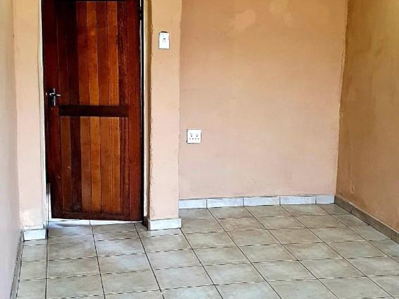 1 Bedroom Cottage To Rent in Chiawelo, Soweto - Photo 2