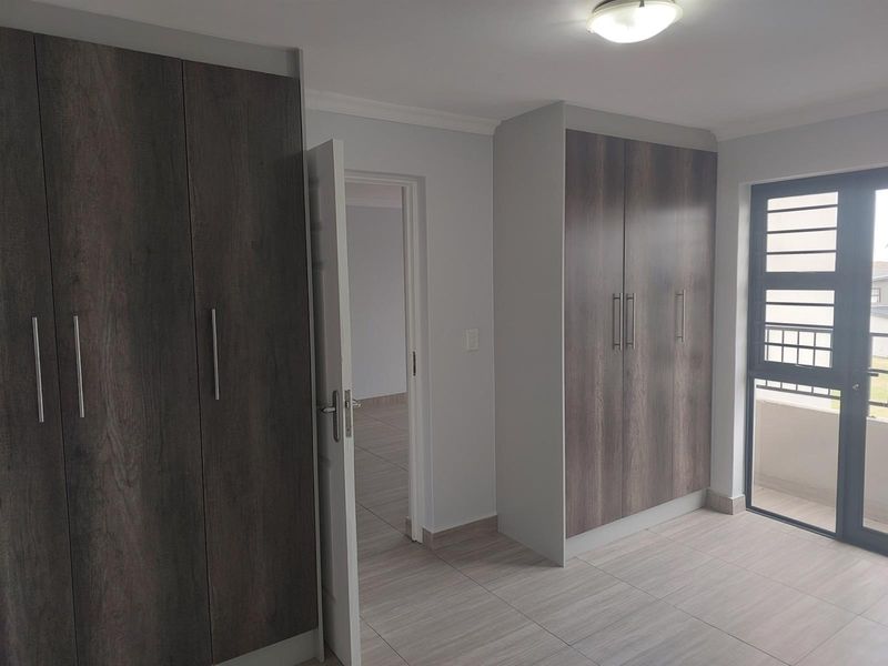 Stunning Renovated 3-Bedroom Apartment with Modern Finishes - Photo 9