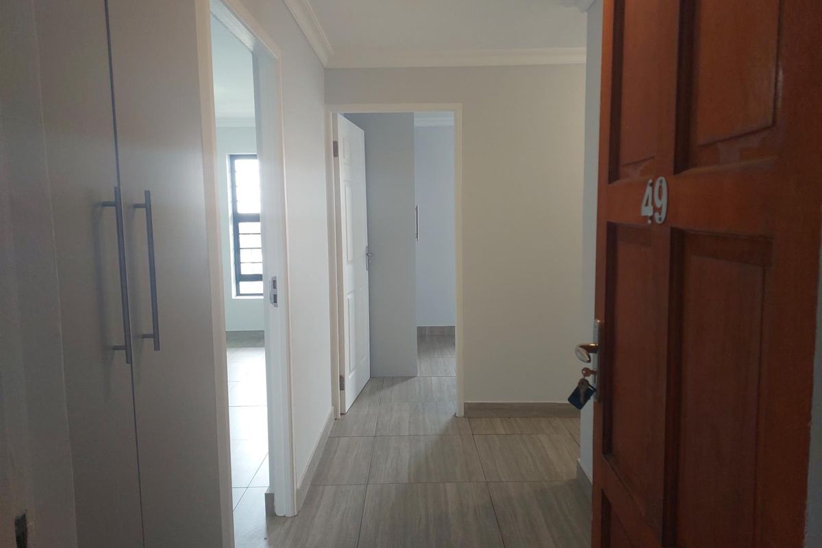 Stunning Renovated 3-Bedroom Apartment with Modern Finishes - Photo 3