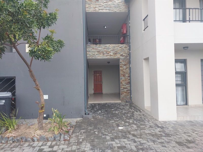 Stunning Renovated 3-Bedroom Apartment with Modern Finishes - Photo 2