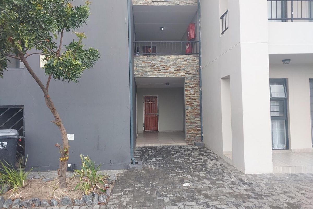 Stunning Renovated 3-Bedroom Apartment with Modern Finishes - Photo 2