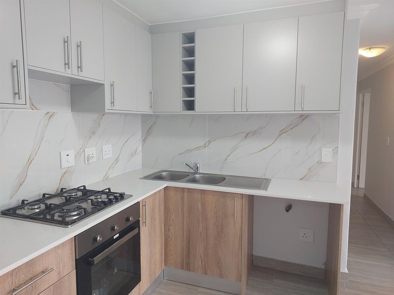 Stunning Renovated 3-Bedroom Apartment with Modern Finishes - Photo 5