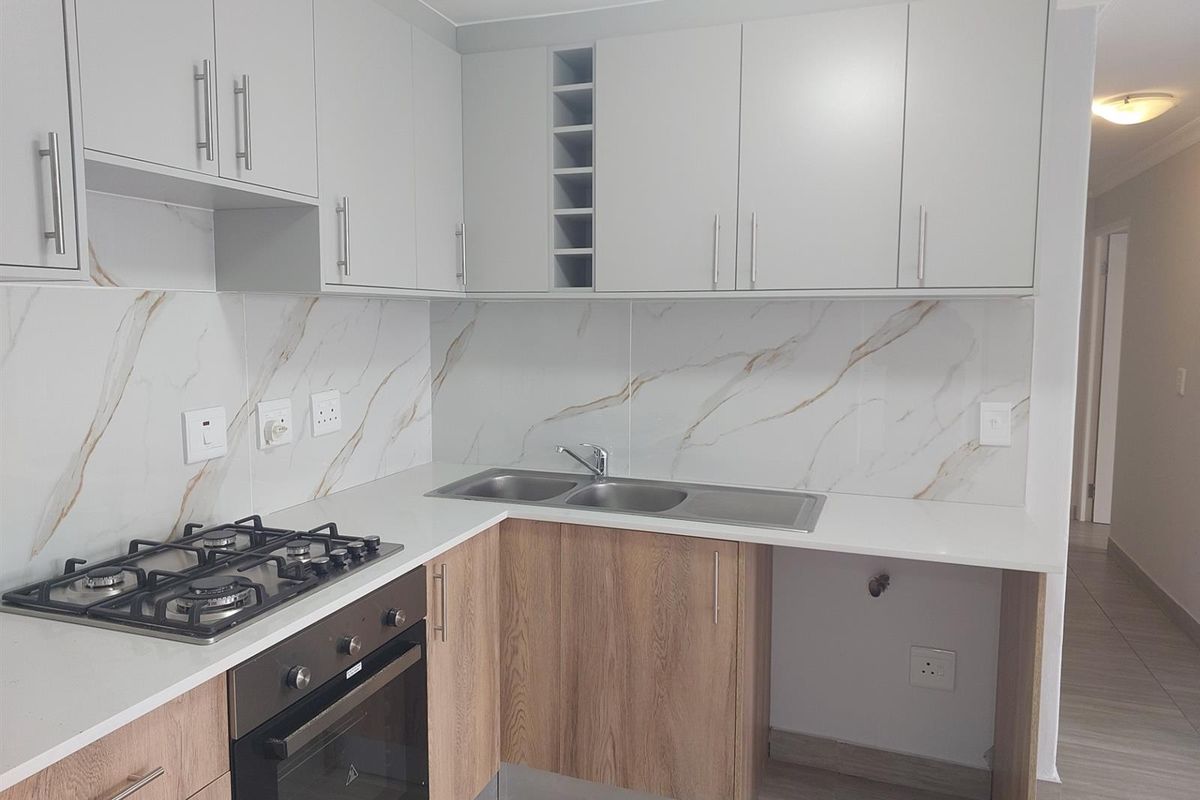 Stunning Renovated 3-Bedroom Apartment with Modern Finishes - Photo 5