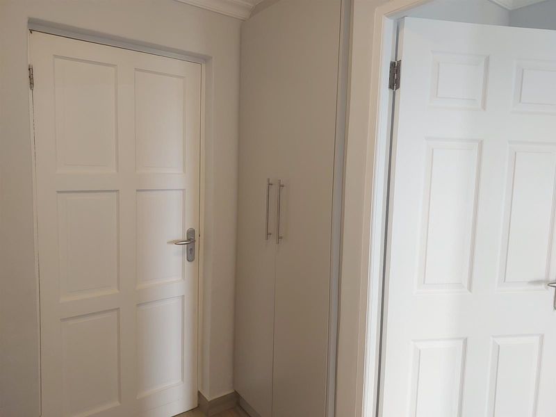 Stunning Renovated 3-Bedroom Apartment with Modern Finishes - Photo 3