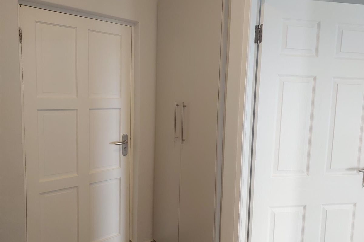 Stunning Renovated 3-Bedroom Apartment with Modern Finishes - Photo 3