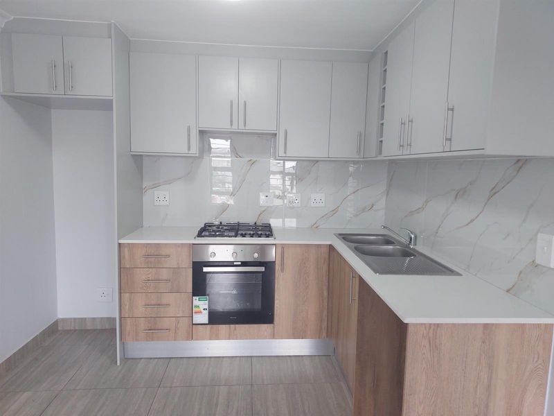 Stunning Renovated 3-Bedroom Apartment with Modern Finishes - Photo 4