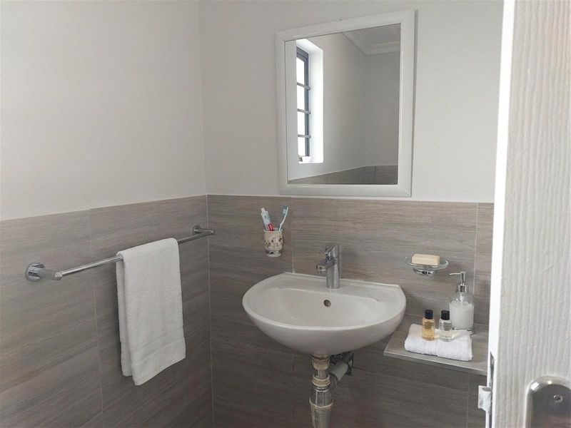 Stunning Renovated 3-Bedroom Apartment with Modern Finishes - Photo 10