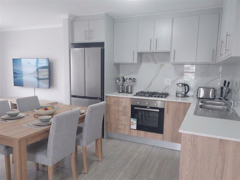 Stunning Renovated 3-Bedroom Apartment with Modern Finishes - Photo 4