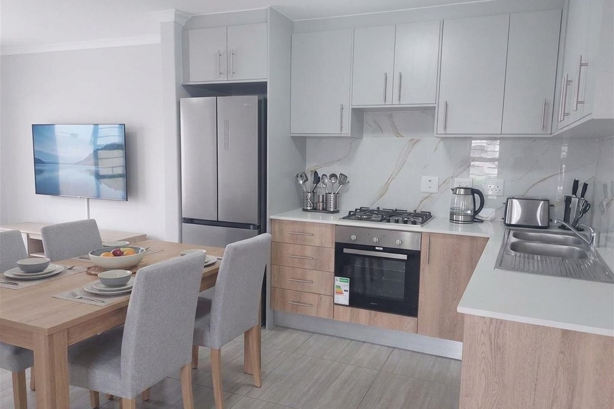 Stunning Renovated 3-Bedroom Apartment with Modern Finishes - Photo 4