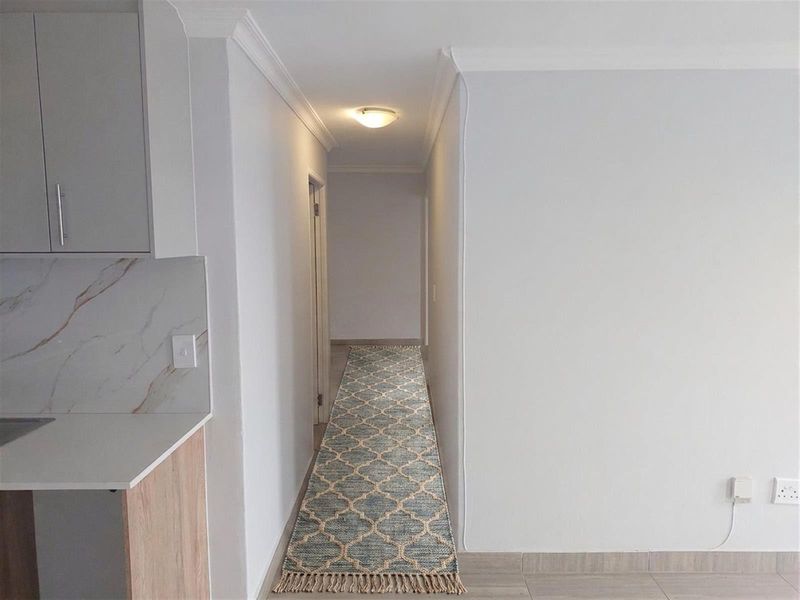Stunning Renovated 3-Bedroom Apartment with Modern Finishes - Photo 6