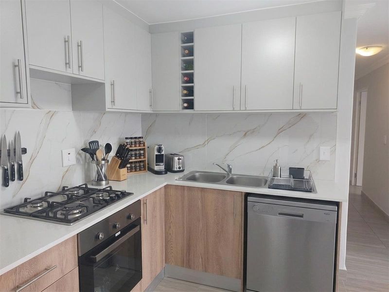 Stunning Renovated 3-Bedroom Apartment with Modern Finishes - Photo 5