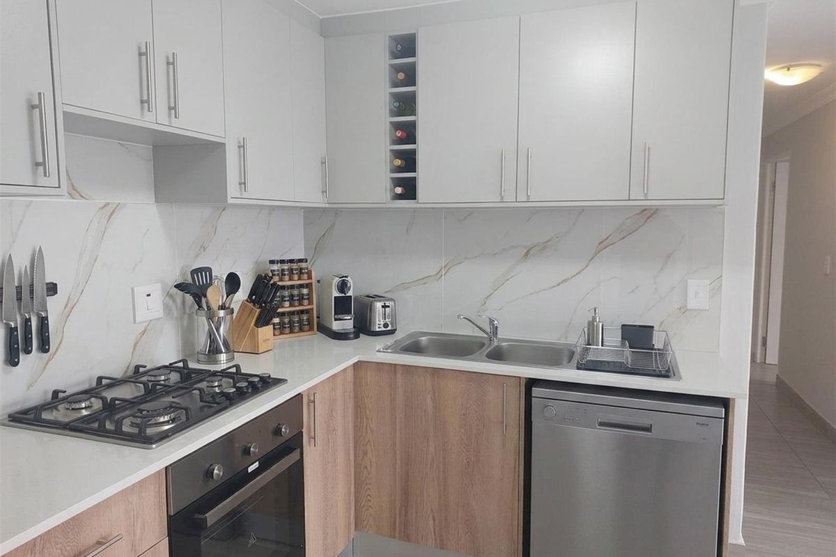 Stunning Renovated 3-Bedroom Apartment with Modern Finishes - Photo 5