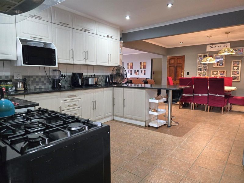 Glen Marais 3 Bed with Study - Photo 2