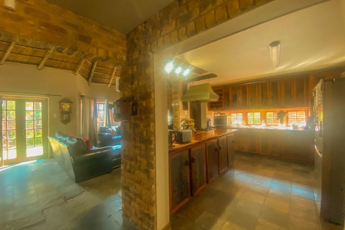 Charming Thatch Roof Family Home in the Heart of Moreletapark - Photo 4