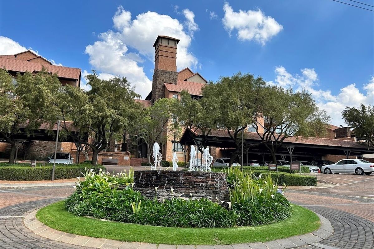 Elegant Second-Floor Retirement Unit in Kingswood Village - Photo 3