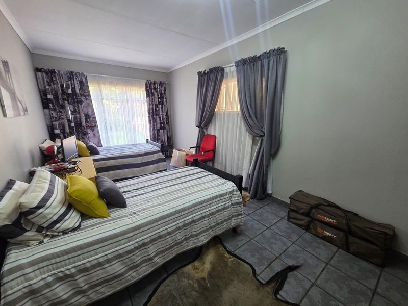 4 Bedroom Home with Solar - Walking Distance to Wierda Park Laerskool - Photo 10