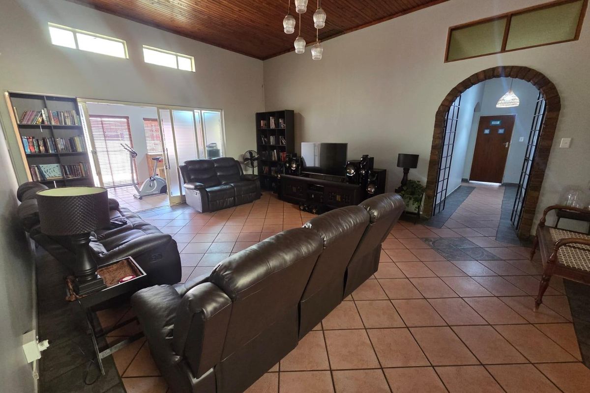 4 Bedroom Home with Solar - Walking Distance to Wierda Park Laerskool - Photo 3