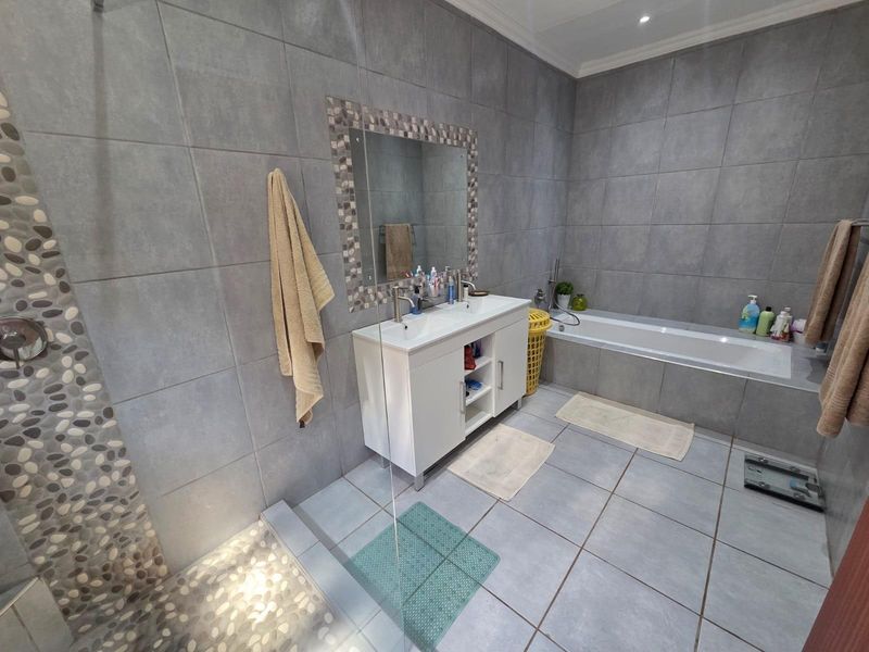 4 Bedroom Home with Solar - Walking Distance to Wierda Park Laerskool - Photo 5