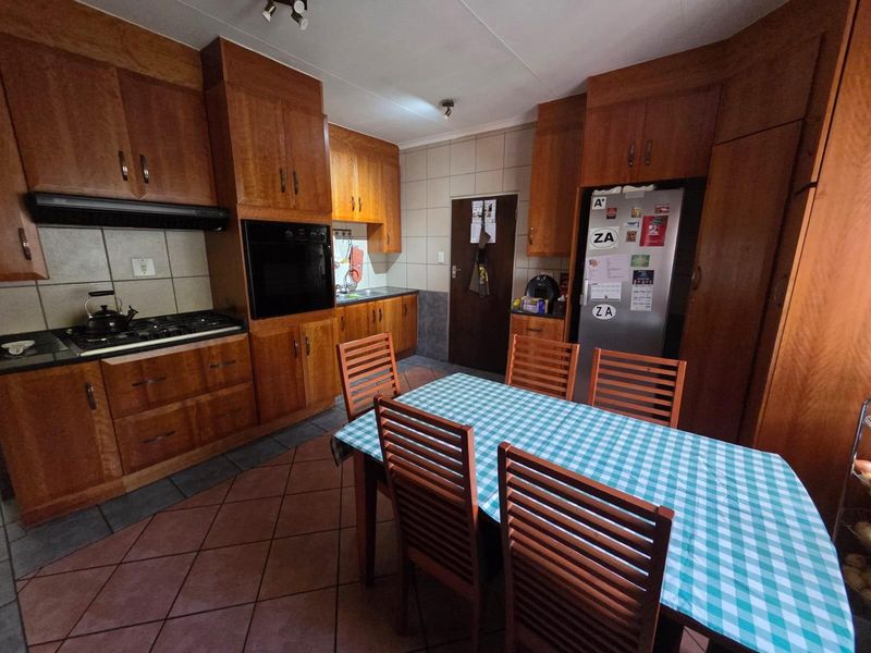 4 Bedroom Home with Solar - Walking Distance to Wierda Park Laerskool - Photo 7