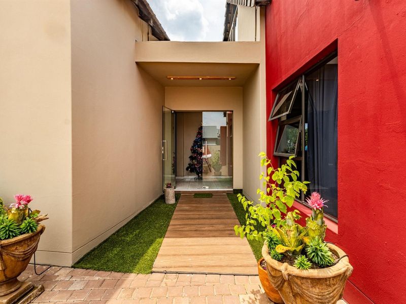 Elegant 3-Bedroom Home For Sale in Copperleaf Estate, Centurion - Photo 2