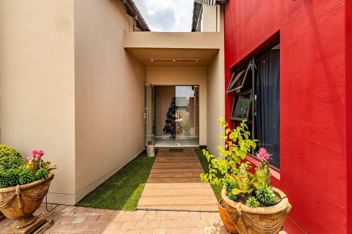 Elegant 3-Bedroom Home For Sale in Copperleaf Estate, Centurion - Photo 2