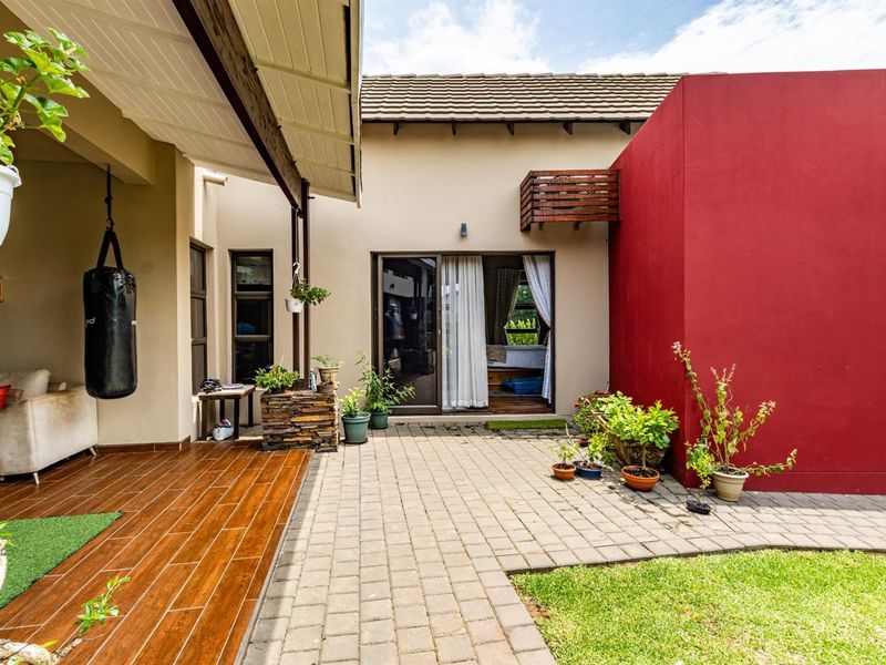 Elegant 3-Bedroom Home For Sale in Copperleaf Estate, Centurion - Photo 3