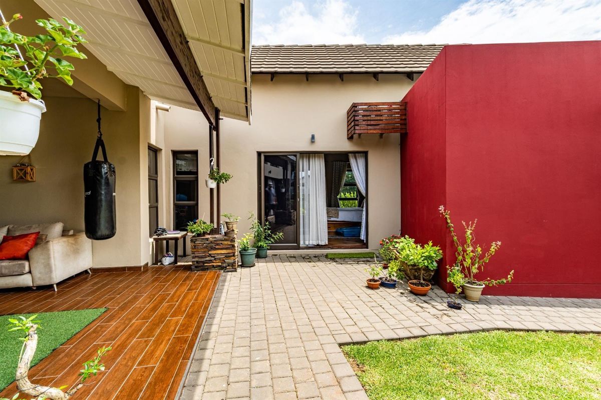 Elegant 3-Bedroom Home For Sale in Copperleaf Estate, Centurion - Photo 3