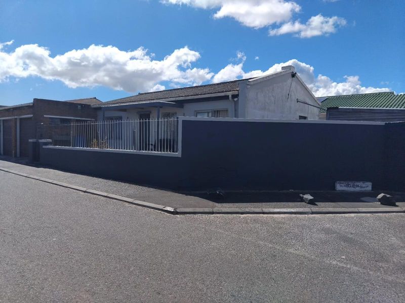 3 Bedroom Corner House with Unfinished Granny flat For Sale in Old Pelican Park - Photo 3